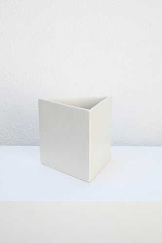 WHITE TRIANGLE TABLE POT